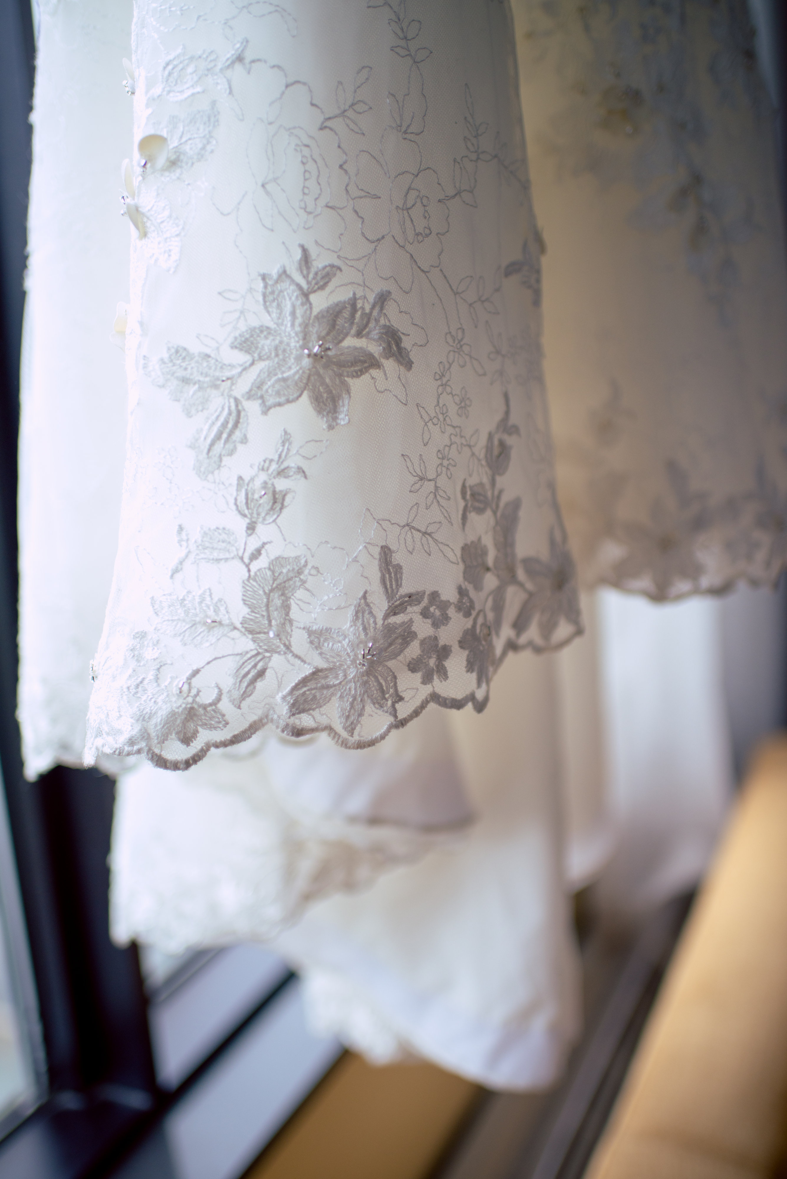 lace detail wedding gown scalloped edge